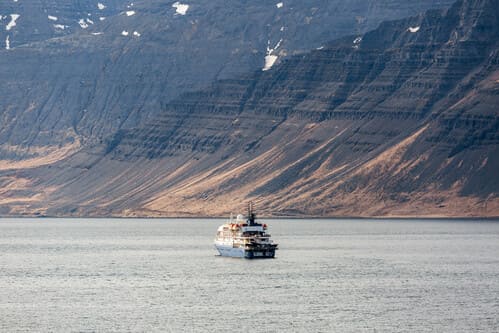 Kreuzfahrtschiff liegt in den Westfjorden vor Island